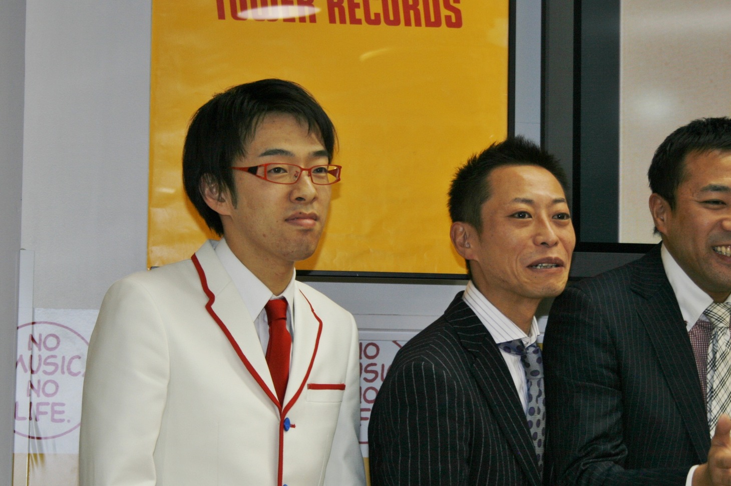 ロケット団。三浦（左）は「DVD（「浅草三銃士」）にいちばん出てくる単語は『内海桂子』です」とコメント。