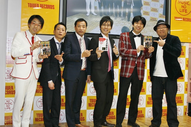 DVD「浅草三銃士」と「ナイツ独演会」の発売記念イベントに登場したロケット団、ナイツ、Wコロン（左から）。