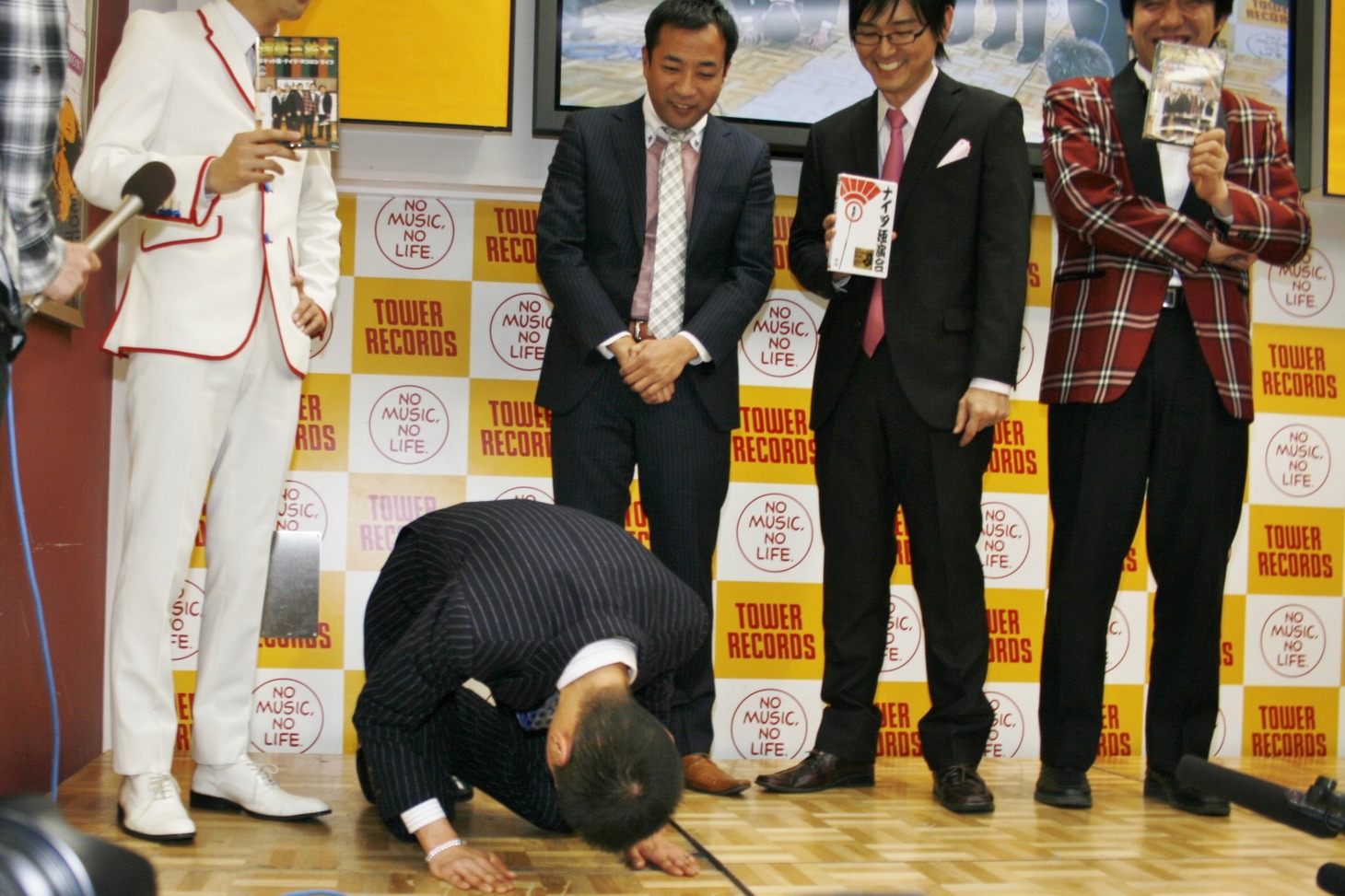 「（飲み屋でボッタクリの被害にあって）その節はどうもすみませんでした！」と、ナイツやWコロンにそそのかされるがまま土下座させられるロケット団・倉本。