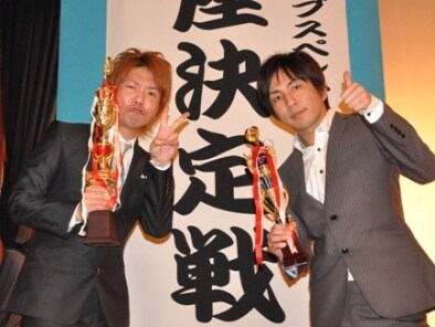 「最笑王座決定戦」ネタ部門で優勝を果たしたコア。梶本（左）はトーク部門でも優勝、このライブで2冠に輝いた。