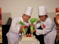 今年のバレンタインデーの予定を聞かれると「一緒に仕事」と応えた2人。井戸田は「友チョコが流行ってるので小沢さんにあげようかと」と冗談めかして話した。