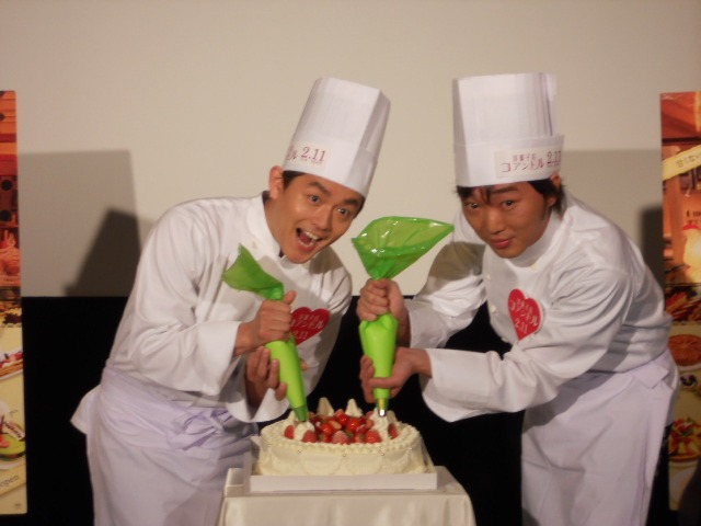 今年のバレンタインデーの予定を聞かれると「一緒に仕事」と応えた2人。井戸田は「友チョコが流行ってるので小沢さんにあげようかと」と冗談めかして話した。