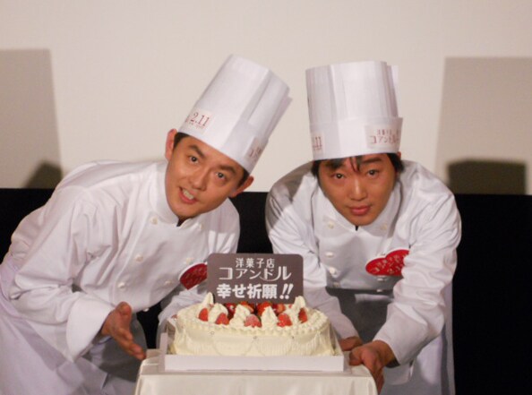 映画「『洋菓子店コアンドル』幸せ祈願」イベントに出席したスピードワゴン。サービス精神旺盛な2人は「映画以外の質問もいいですよ。100m何秒かとか」と言うと、実際にその質問が。井戸田は12.8秒、小沢は12.7秒だそう。