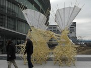 ストランドビーストに使われているのは、安価なプラスチックチューブ。その動きは、足の関節の長さの黄金比をコンピュータを使って探り当てることで可能になるそう。