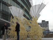 円運動をしながら地面上は平行に動く黄金比を割り出すまでにヤンセンが行ってきた計算は2万回だという。何万通りもの歩行シミュレーションを行い、20年に渡って改良を重ねてきた。