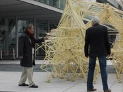 ヤンセンは「構造的に弱いものは壊れ、優れた強いものだけが生き残るため、まるで本当の生命体の進化の過程のようだ」と語った。