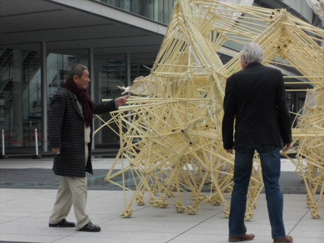 ヤンセンは「構造的に弱いものは壊れ、優れた強いものだけが生き残るため、まるで本当の生命体の進化の過程のようだ」と語った。