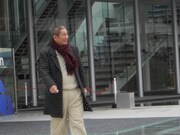 ストランドビーストが動き出すと、楽しそうにその動きを見つめるたけし。