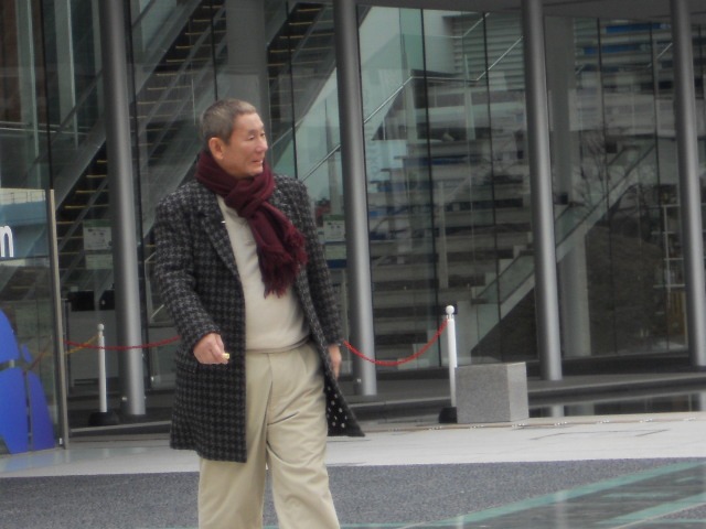 ストランドビーストが動き出すと、楽しそうにその動きを見つめるたけし。