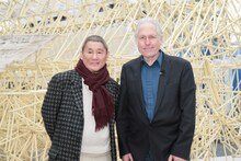 東京・日本科学未来館にて「たけしアート☆ビート」の収録を行ったMCのビートたけしと、オランダの芸術家テオ・ヤンセン。彼らの後ろにはヤンセンの作品「ストランドビースト」が。(c)NHK