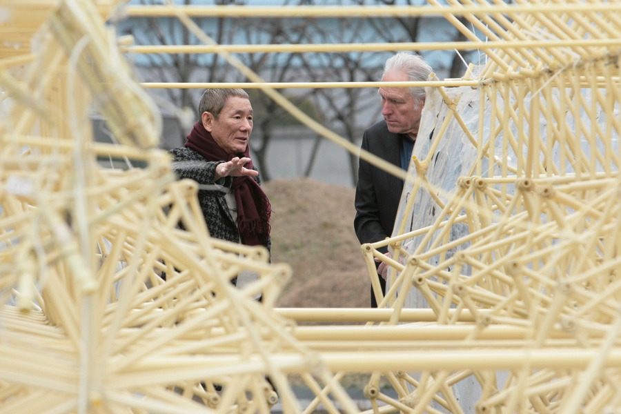 ストランドビーストを見ながら語り合うたけしとヤンセン。明治大学理工学部で機械工学を学んだたけしはこの作品に興味津々の様子。(c)NHK