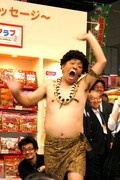 「♪ホテマカセー」と踊りながら姿を現したアダモちゃんこと島崎俊郎。