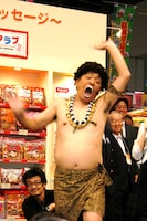 「♪ホテマカセー」と踊りながら姿を現したアダモちゃんこと島崎俊郎。