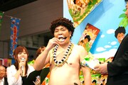 「アダモちゃん ひねりスナック」を試食するアダモちゃんこと島崎俊郎。