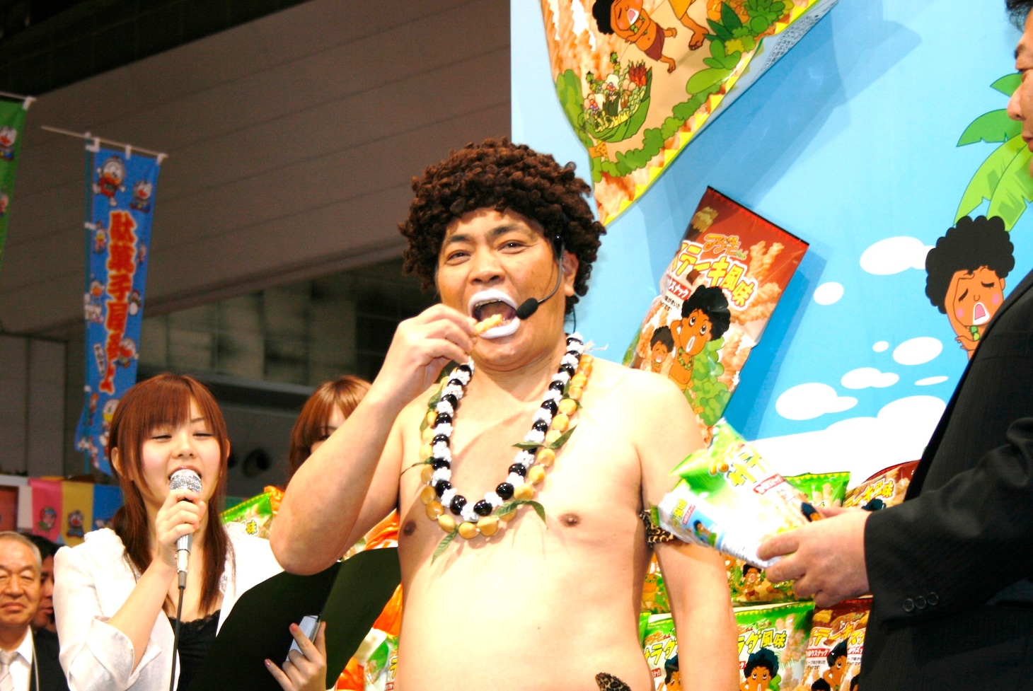 「アダモちゃん ひねりスナック」を試食するアダモちゃんこと島崎俊郎。
