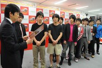 抽選会では、期待のディレクター陣の言葉に芸人たちが一喜一憂。相方だけ褒められた銀シャリ・鰻、一緒に番組をやっているディレクターに指名されなかったスマイルなど、不安を残す一幕も。(c)KTV