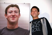 「マーク・ザッカーバーグ（左）に顔が似ている」という理由で映画「ソーシャル・ネットワーク」ヒット記念のトークショーに出席したサバンナ高橋（右）。