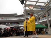 前説を務めた2700。得意のダンスでスベルトンズの踊りを真似する場面も。