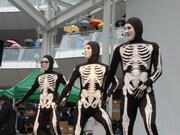 スベルトンズの3人が現れると会場からは大きな歓声が。コミカルなダンスに子どもたちも大喜び。中には一緒に踊る子も。