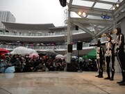 会場はあいにくの雨にもかかわらず、多くの観客が詰め掛けた。