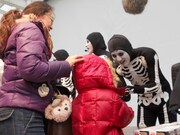 握手会ではスベルトンズからチョコレートとステッカーをプレゼント。