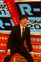 記者から「チャンピオンとして初のギャグを」と要請され、「ここ、ここ、ここここー、関節大集合～！」と一発ギャグを披露した佐久間。