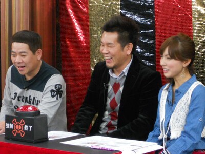 「ニコニコ笑いの劇場～ネタホール～」の司会を務めるFUJIWARA。オープニングでは、ニコ動ならではの画面に流れる文字に「チョリース」の嵐。その後「画面が小さい」などのコメントを見て見ぬふりをしながらも、番組開始5分後にはついにに決めゼリフ「顔でかいからや！」を繰り出した。