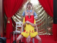 2008年結成のトリオ・ガシャァン。藤本は「3人が楽しそうで何より」、原西は「骨折している演技が本気に見えた」とコメント。ガシャァンは「リアリティあっての芝居だって市原隼人さんが言ってたんで」と説明した。