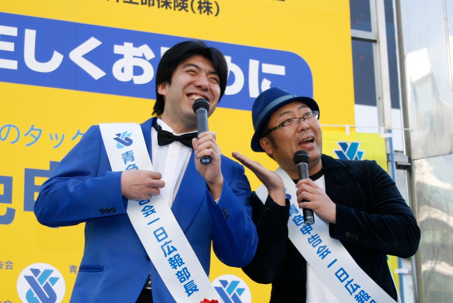「確定申告とかけてうちわの使い方ととく。そのこころはやっぱり“あおがなきゃ（青がなきゃ・扇がなきゃ）ね”」「e-Taxとかけてテニスととく。そのこころはネットを使ってサービスします」など、次々となぞかけをととのえたねづっち（左）。