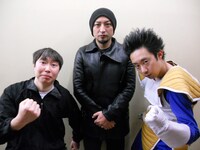 舞台「wat mayhem『桃天紅』」の演出、主演、音楽を担当する山内圭哉（中央）。左は出演者のおかっぺ。右は、2人が告知のため出演した番組「R藤本の、水曜はじけてまざれZ！」のR藤本。なお、R藤本は同舞台には出演していない。