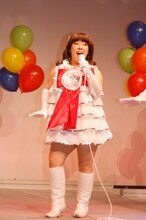 「暑中お見舞い申し上げます」をCM用の替え歌バージョンで披露する森三中・村上。キャンディーズの中では「ランちゃん」役だという。