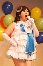 「暑中お見舞い申し上げます」をCM用の替え歌バージョンで披露する森三中・大島。キャンディーズの中では「スーちゃん」役だという。