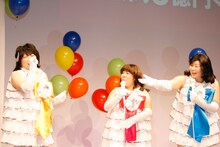 得意の即興歌を披露した森三中・黒沢（左）。「♪何を歌うかはこれから決めていこう～」という歌い出しに始まり、最終的には「♪私は山田、山田です～」と司会者の女性の心境を代弁していた。