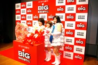 フォトセッションの一場面。「6億円」の数字をかたどったモニュメントの中には、キャンディーズにかけて大量のキャンディーが詰め込まれていた。