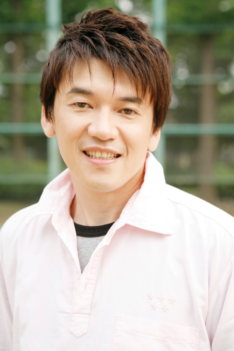 写真は島根さだよし。ツインカムのボケ担当。解散後は俳優や構成作家などの活動を行っている。