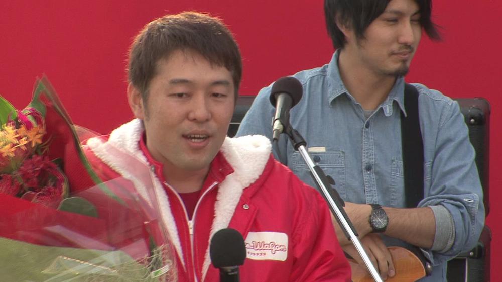 「日本縦断グリコワゴン」で日本全国47都道府県を走破し、沖縄でゴールを迎えたつぶやきシロー。