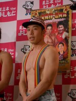 きんに君は英会話の成果についても披露。留学前に叫んでいた「パワー！」も今は落ち着いたネイティブイングリッシュで「power」と発音。その後も「アーノルド・シュワルzenegger」など、日本人には難しい発音を強調した。なお、体重は日本のピーク時に83kg、出発前に78kg、現在は73kgだという。