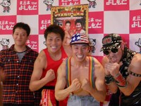 「なかやまきんに君帰国会見＆マッスルカーニバル公演発表」を行ったサバンナ、なかやまきんに君、レイザーラモンHG。4人は4月15日に新宿・ルミネtheよしもとにて、イベントライブ「マッスルカーニバル～いま筋肉留学の全てが語られる～」を開催する。