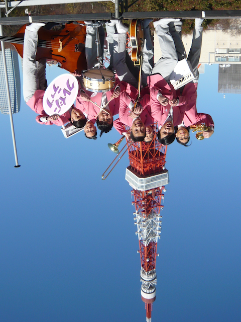 写真は我が家、ロッチ、ハライチの3組によって結成されたクレイジーラッツ。