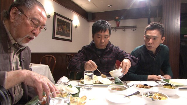 「爆笑問題のニッポンの教養」で「カレー学」を伝える辛島昇東大名誉教授（左）と爆笑問題。(c)NHK