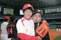 DVD「凹base（ボコベース）～baseよしもと野球大会2011～」の一場面。