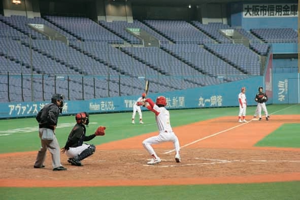 DVD「凹base（ボコベース）～baseよしもと野球大会2011～」の一場面。