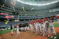 DVD「凹base（ボコベース）～baseよしもと野球大会2011～」の一場面。