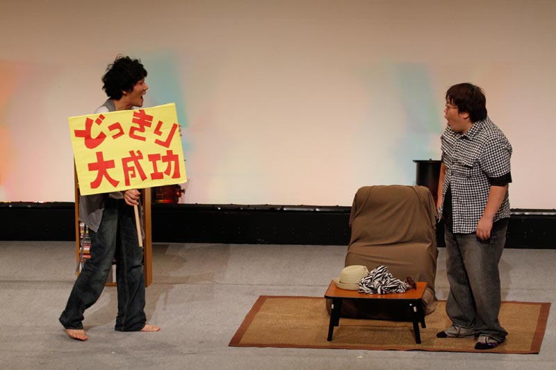 DVD「タイムマシーン3号単独ライブ メトロ鉄道の夜」の一場面。