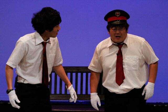 DVD「タイムマシーン3号単独ライブ メトロ鉄道の夜」を発売するタイムマシーン3号。ネタはいつも2人で考えるという彼ら。明け方になると、関は山本の言うことに全部「YES」と答えるそう。山本は「作家とかスタッフがいないんでエンドロールが寂しいんですよね」と悩みを語った。