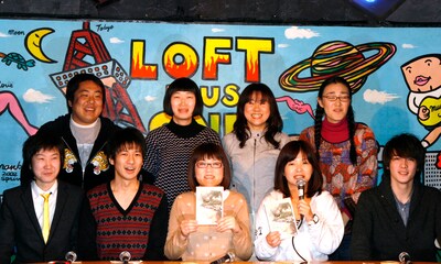 DVD「大久保佳代子劇団『村娘』」のヒット祈願トークライブ「村おこし祭」に出席した「村娘」出演者たち。