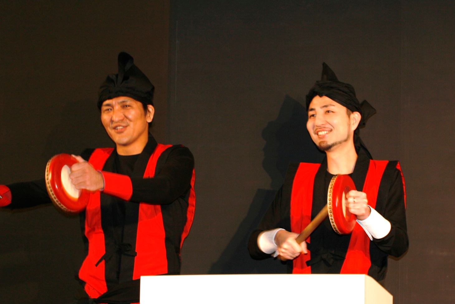 沖縄国際映画祭「宣伝隊長」として、太鼓を鳴らして踊りながら登場したスリムクラブ。