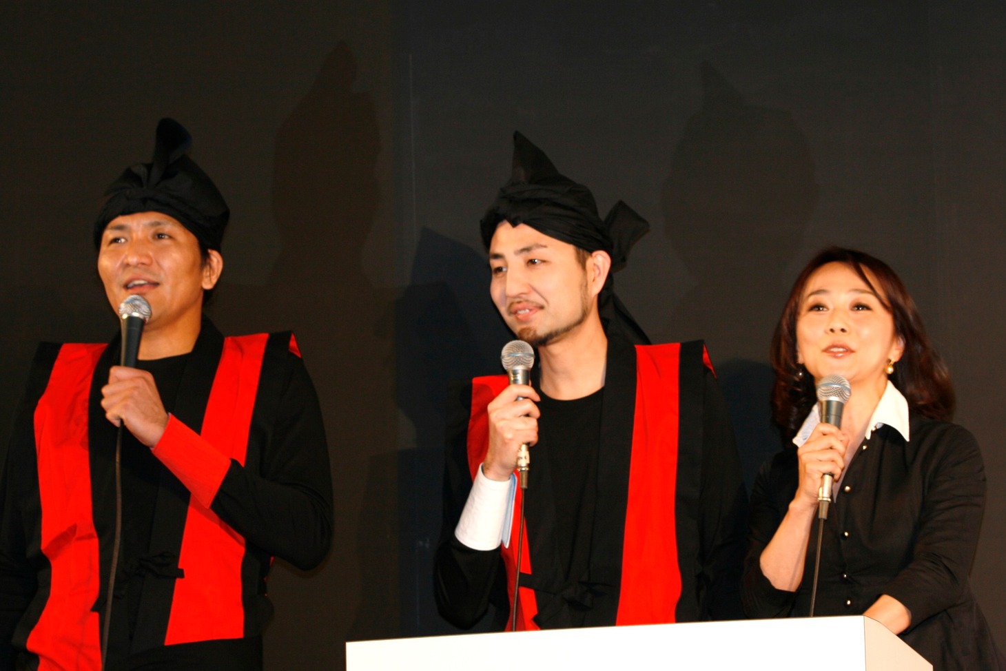 会見で司会を務めた木佐彩子（右）とアシスタントのスリムクラブ（左）。