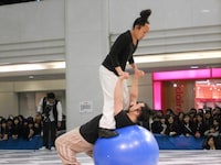 なかなかバランスボールに乗れないくしゃみ屋。藤井は心配しながらも「なんでそんなブーツはいてきたん？」といぶかしげに指摘。東野は最後に「気持ちは十分伝わりました。もちろんおべんちゃらですよ」とねぎらった。