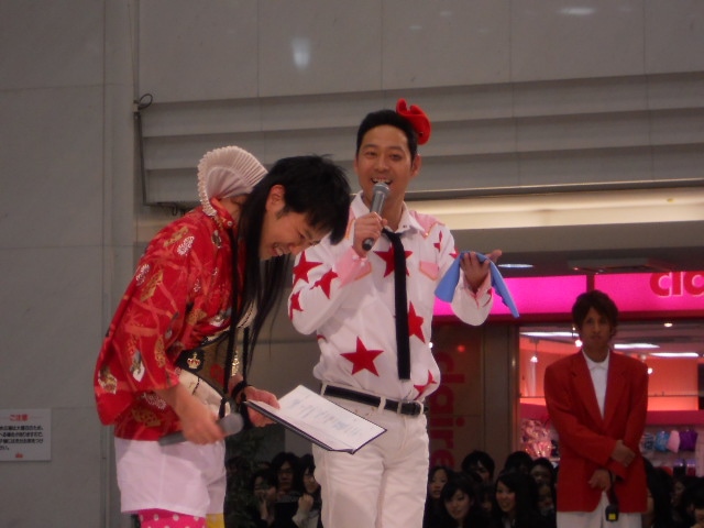 「レフト藤井」こと藤井隆（左）と「ライト東野」こと東野幸治（右）。東野の手には、風船太郎の割れた風船の残骸が。